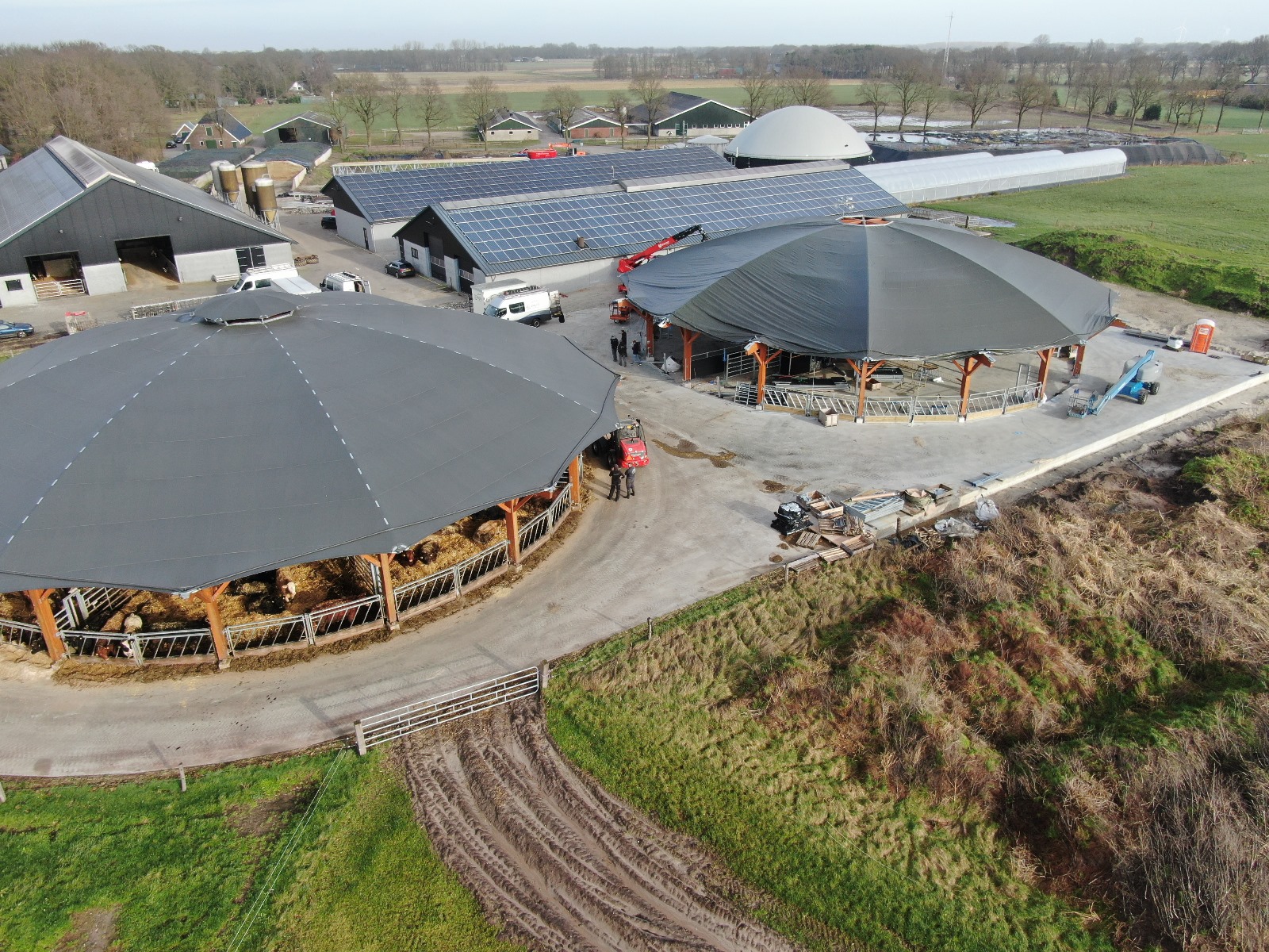 Farmer Back expands sustainable Future Farm with a second wooden Roundhouse