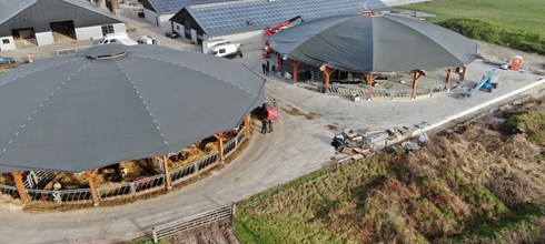 Farmer Back expands sustainable Future Farm with a second wooden Roundhouse